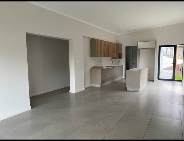 3 BEDROOM TOWNHOUSE FOR SALE IN PALM LAKES ESTATE